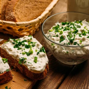 Patê de Queijo com Ervas e Alho